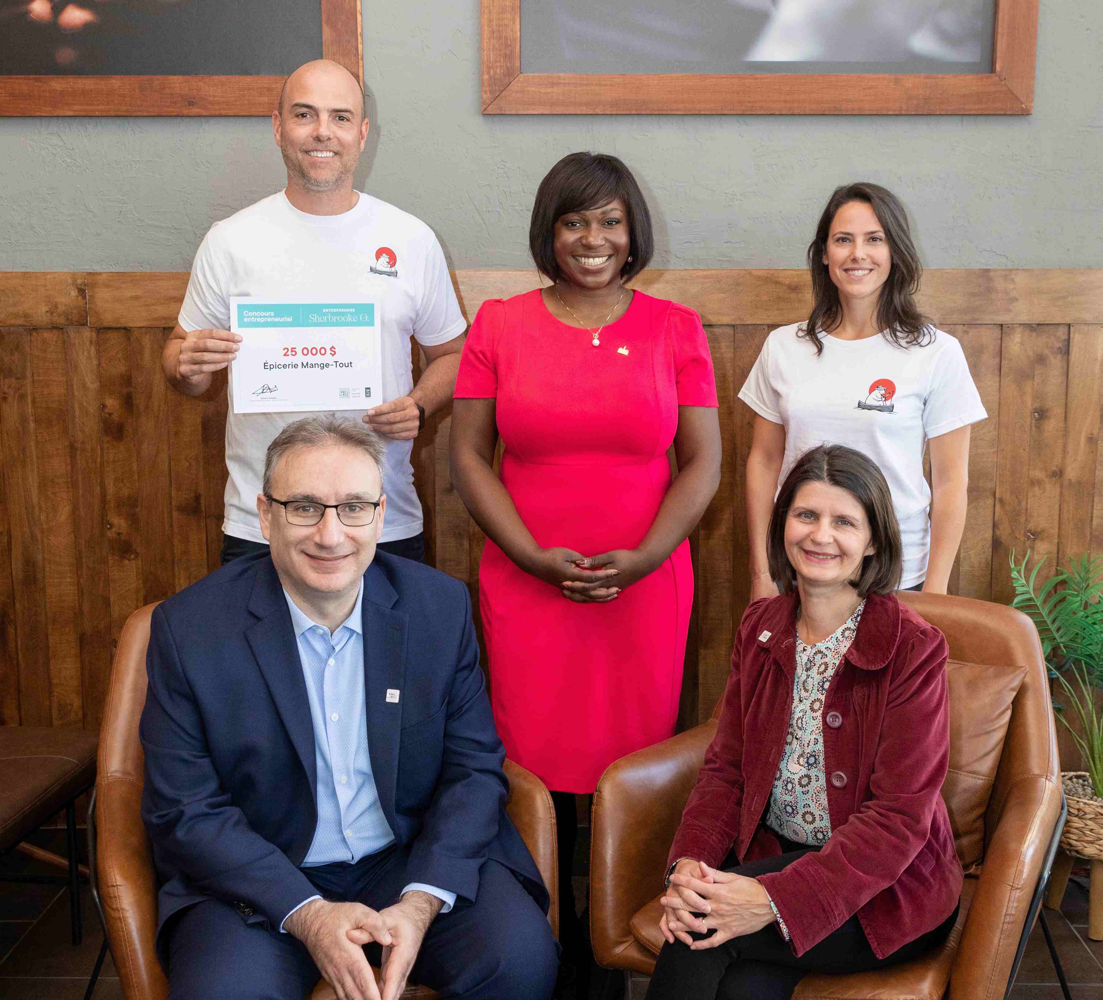 en haut : Zachary Eberts et Gabrielle Nasri, propriétaires d'Épicerie Mange-Tout, encadrant Gracia Kasoki Katahwa, mairesse de l’arrondissement CDN-NDG | en bas : Gilbert Samaha, directeur général et Lucie Mantel, agente de communication de PME MTL Centre-Ville.